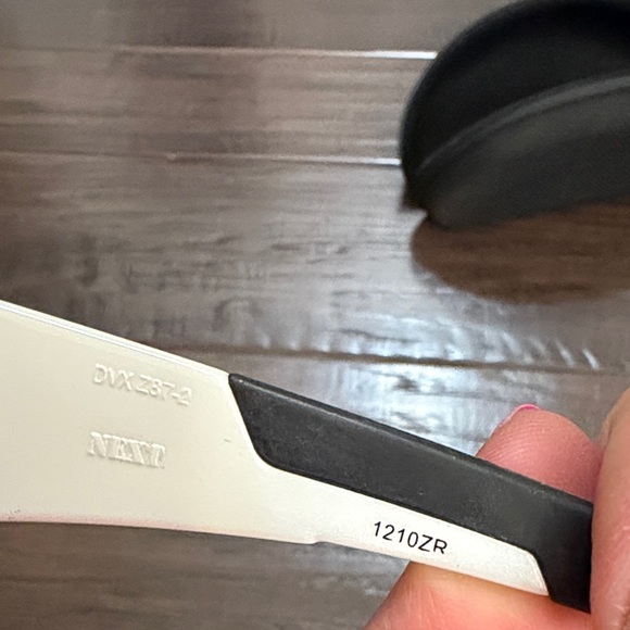 Wiley X Sunglasses Polarized White with Black Lenses - Picture 8 of 8